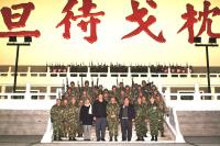 馬祖軍政首長、民代們在除夕夜裡,與夜巡官兵們在嶄新的福山照壁前合影,恭賀新年快樂。(圖/文:曹重偉)